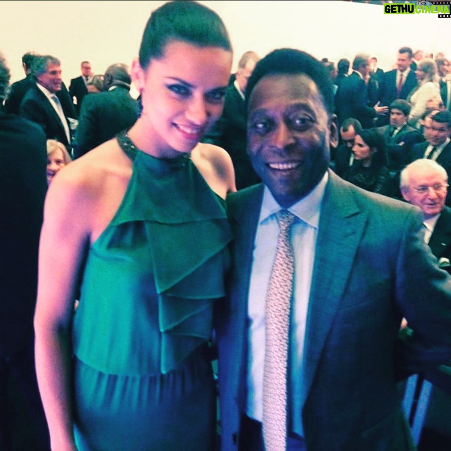 Adriana Lima Instagram - đź‘‘ Há homens que nascem reis. Por seu berço, por seus tĂtulos e sua famĂlia. Há outros que, embora de nascimento humilde, se fazem reis atravĂ©s de sua arte, de seu talento, de sua genialidade. Aos primeiros o mundo curva-se por protocolo e obrigação. Mas diante dos gĂŞnios que transformam-se a si mesmos em reis, o mundo curva-se por admiração e amor. Hoje um dos maiores brasileiros de todos os tempos nos deixa. O Rei PelĂ© encerra seu reinado de glĂłrias e feitos inenarráveis, alguns deles, inacreditáveis. O mundo veste luto em homenagem ao Atleta do SĂ©culo, o maior jogador de todos os tempos. Respeitosamente nos despedimos do Rei PelĂ© com uma imensa tristeza no peito. Mas plenamente conscientes das imensas alegrias que ele nos trouxe, e ainda nos trará, a cada vez que nos lembrarmos dele. Que o Rei seja recebido no Reino dos CĂ©us pelos anjos do Senhor, que, tenho certeza, se encantarĂŁo com a presença de nosso gĂŞnio ao lado deles. Obrigado, PelĂ©. VocĂŞ Ă© imortal Alexandre Husni @alexandrehusniadvocacia