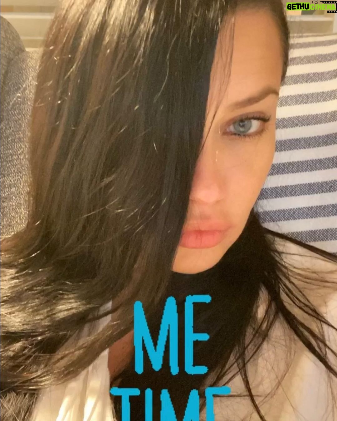Adriana Lima Instagram - ✨Dreaming with my eyes wide open✨ - “The Greatest Show Man” 🤔