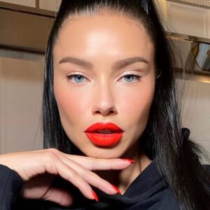 Adriana Lima Instagram - ✨🌙First time will share a few words that I wrote, few years ago... to be exact on December 17 2017 ✨🌙. Nature/natural is feminine 
Nature/natural is sexy
Let go of your old identities 
Let go of your judgments 
Let go of fear
Take a look
Take a deep look on yourself
Do you feel it?
Do you feel the power in you
The power to transform 
The power to create 
Inspire.... The power to a better be/being 
The power of making the difference 
Wipe it of all the insecurities 
You are perfect just in the way you are
embrace you own nature 
Embrace yourself.....
✨🌙BY AL✨🌙