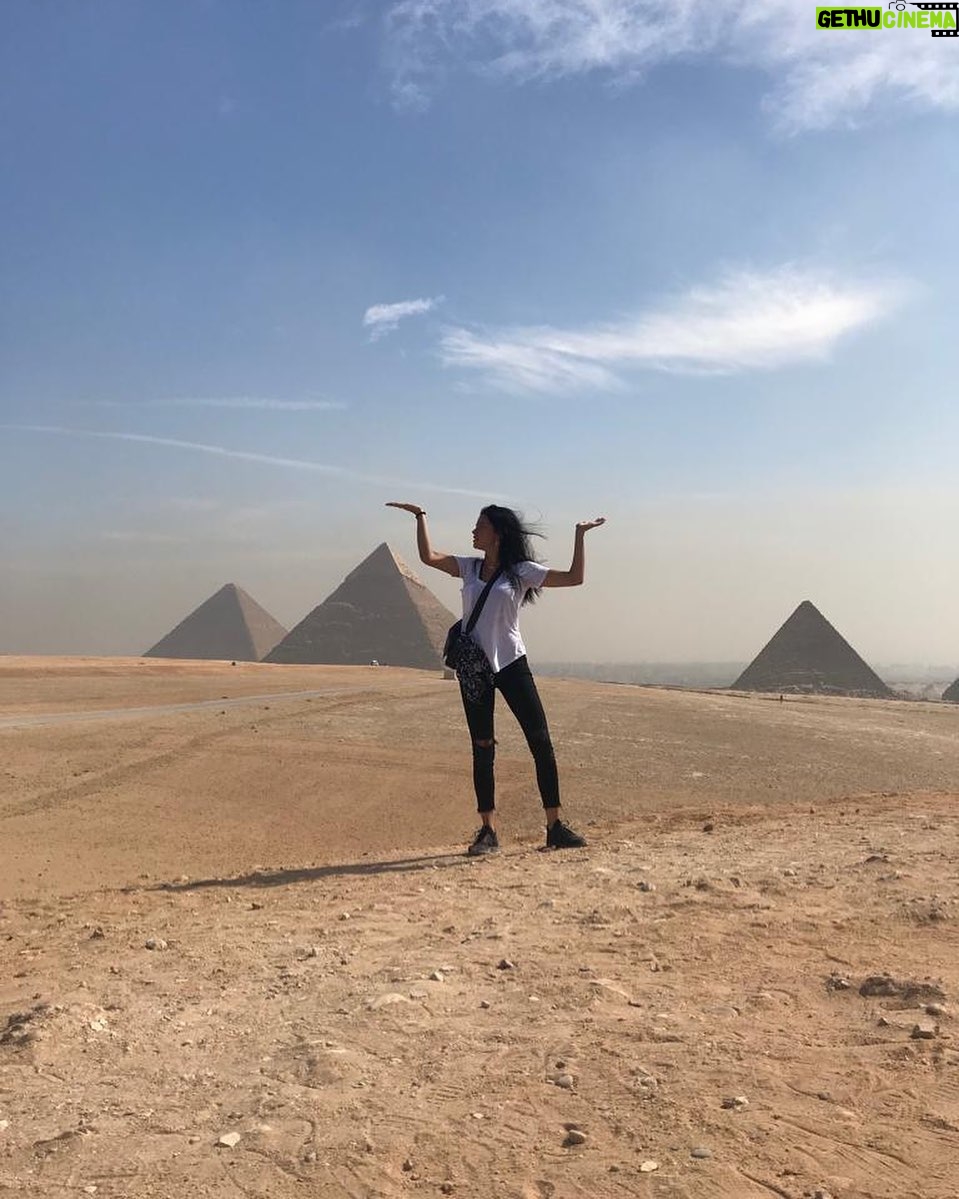 Adriana Lima Instagram - 💛✨EXPLORING THE PYRAMIDS AND CONNECTING WITH THE UNIVERSE IN A MEDITATIONAL PHASE IN FAVOR OF GLOBAL PEACE ✨💛 #worldpeace 🌎