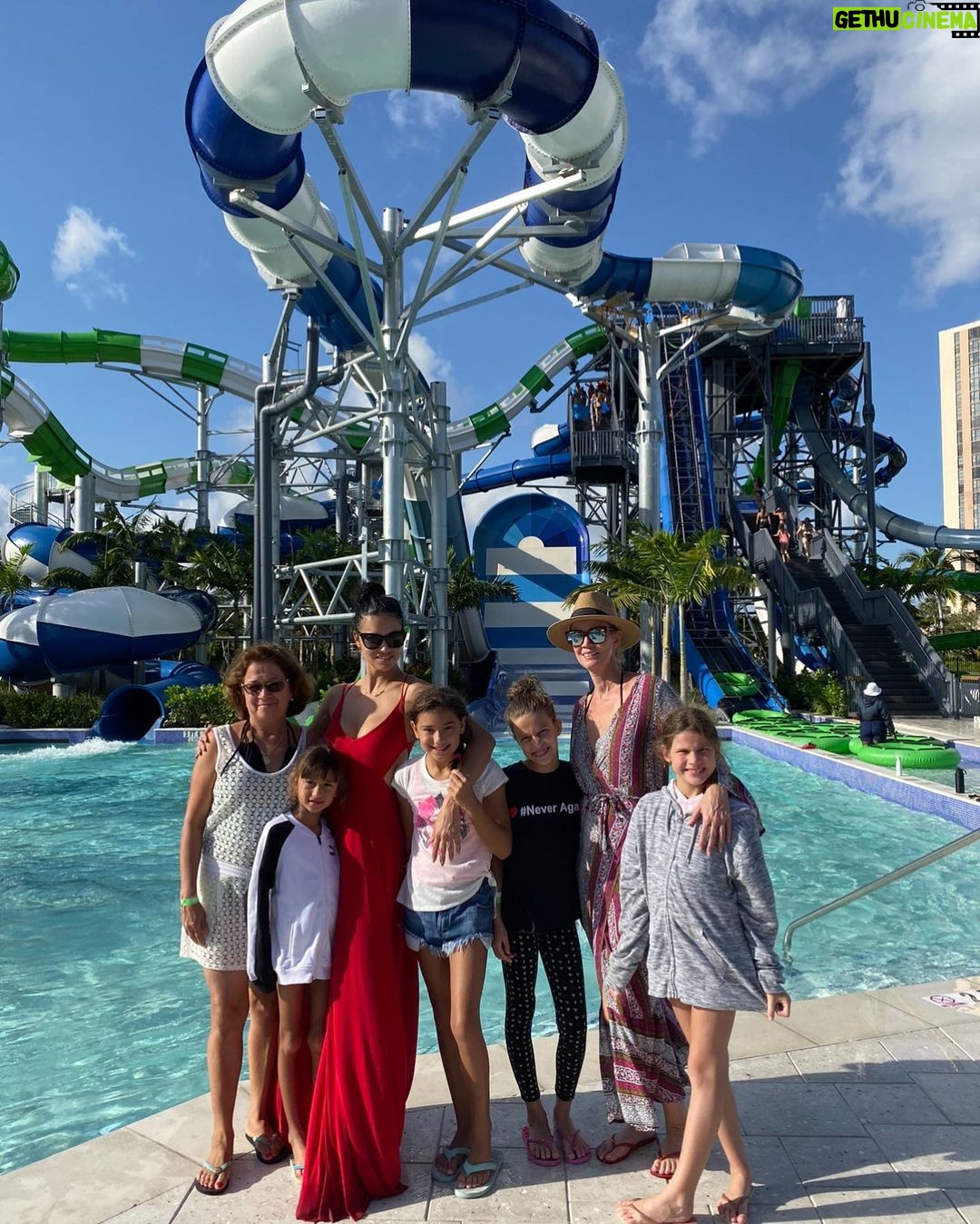 Adriana Lima Instagram - 💫Lovely family day @tidalcovemiami 💫 with the girls/Lily and @debbieaquinopadilla 💫