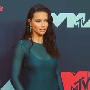 Adriana Lima Instagram - My first time at the #vmas was incredible! Thank you for the best night @mtv 
Regram: @dailyfrontrow
