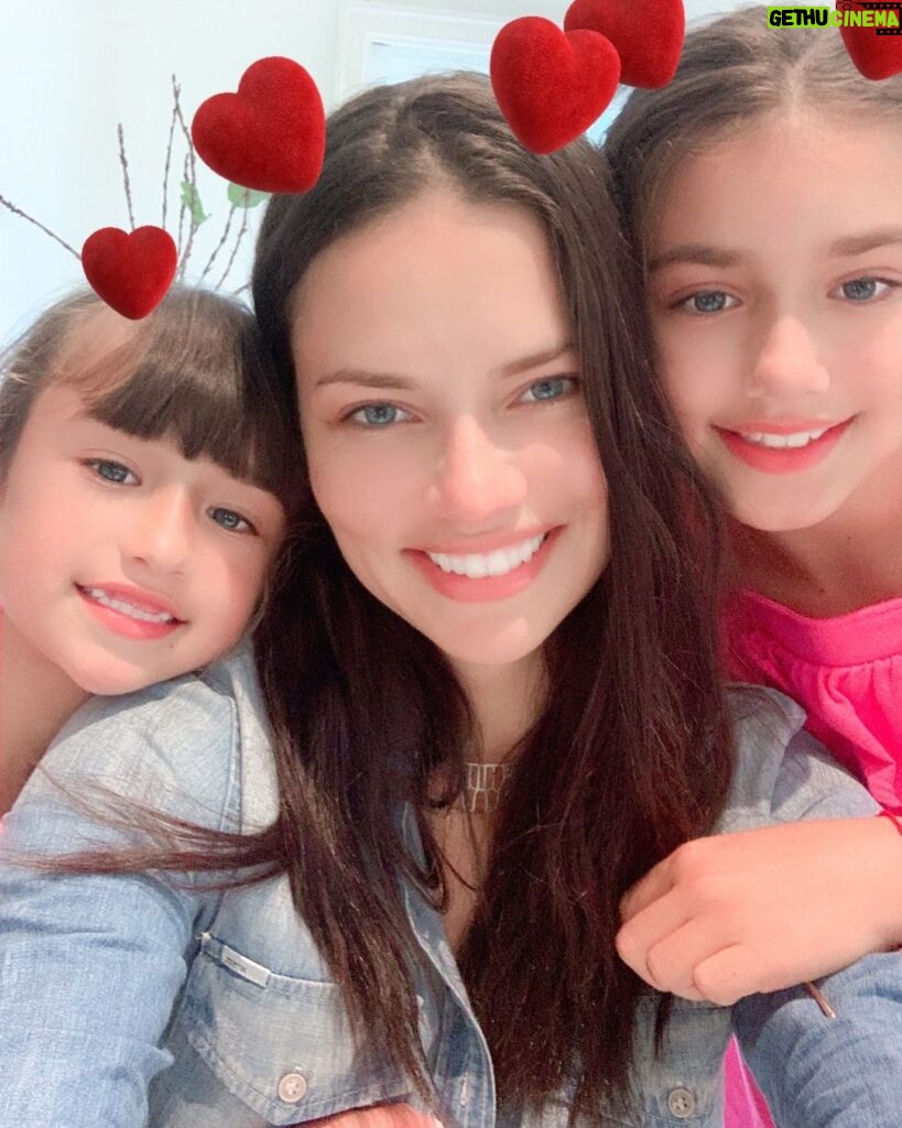 Adriana Lima Instagram - ♥️ Back home with the love of my life Valentina and Sienna, I am so lucky to be your mama ♥️ 👧🏻👧🏻