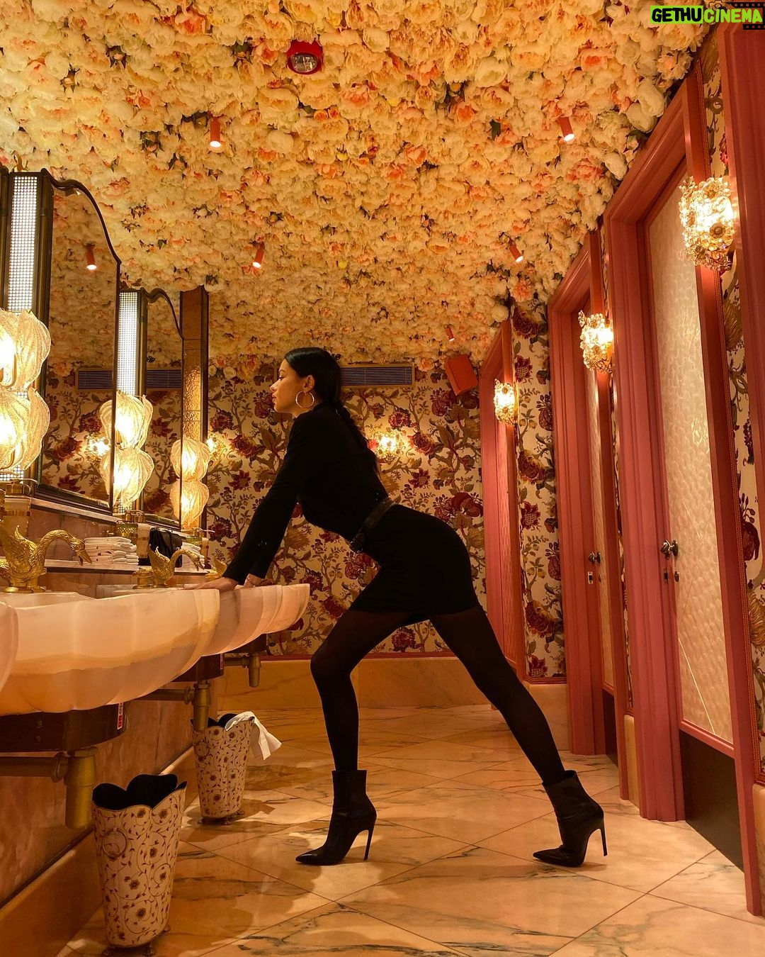 Adriana Lima Instagram - 💥Picture too good not to share 📸 @mashamarkovahanson @29lowndes 💥