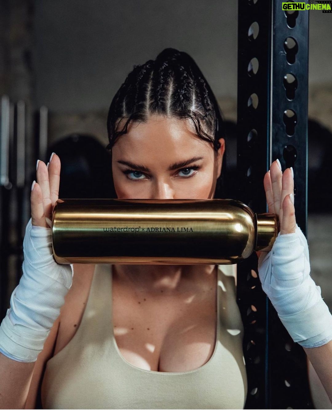 Adriana Lima Instagram - Get my limited edition @waterdrop bottle! Link on my bio! #waterdropxadrianalima #drinkmorewater