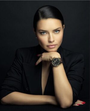 Adriana Lima Instagram - Want to meet me in Mexico City for a boxing class? I feel honored to share my passion and support a great cause @LaureusSport together with @iwcwatches. Check out my story or go to www.charitystars.com/adrianalima.
Please donate to have a chance to join me! #IWCLaureus #SportforGood #boxing #teamlima