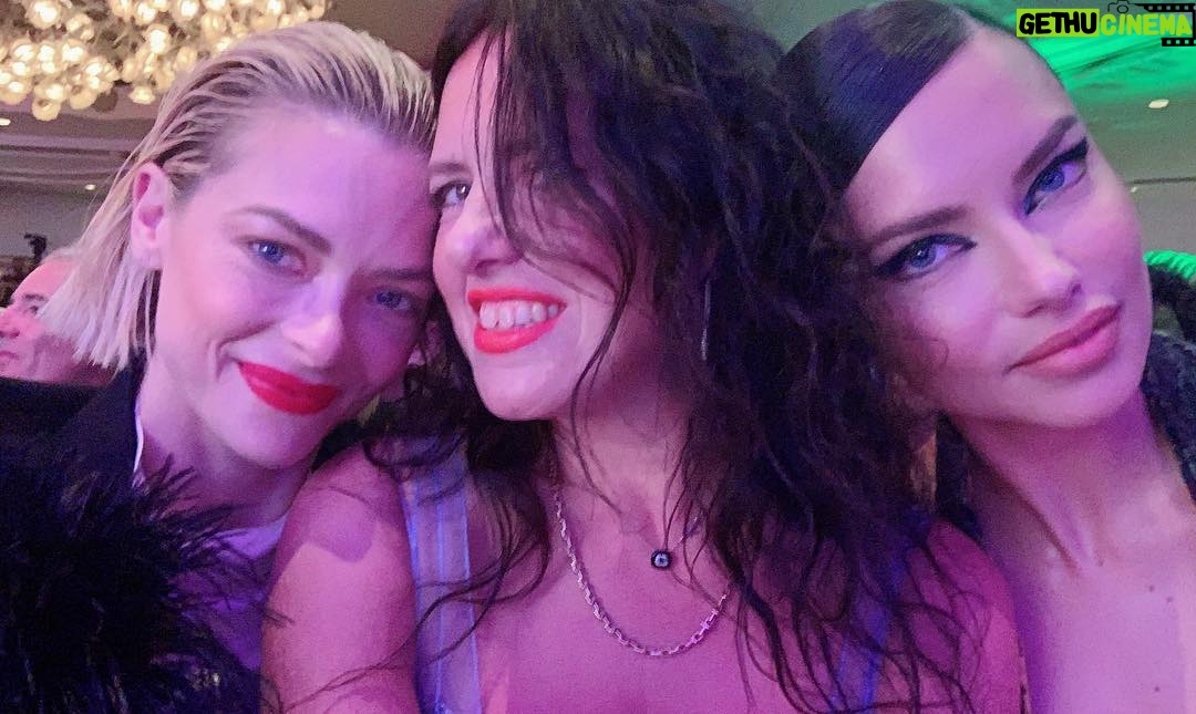 Adriana Lima Instagram - ✨Thank you @kegrand for presenting my fashion icon award tonight. Love you✨