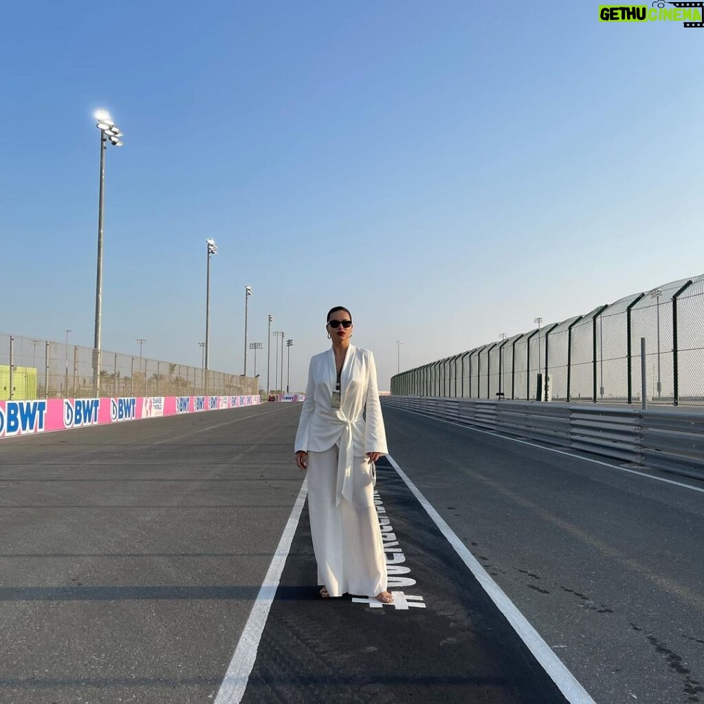 Adriana Lima Instagram - ✨Thank you Doha✨ Grateful to @kirkmyersfitness @dogpound for introducing me to Qatar and making me fall in love at sight ✨. obrigada @cafu2 suit: @ratandboa