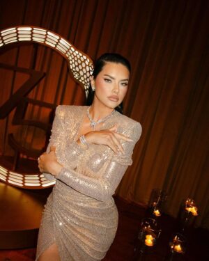 Adriana Lima Instagram - ✨ Shine bright like a @bulgari !

A Bulgari me convidou para a celebração dos 75 anos do seu ícone máximo, Serpenti. E eu fico muito feliz do Brasil ter um papel tão especial para uma das casas de joalheria mais importantes do mundo.

Foi uma noite incrível, obrigada pelo convite Bulgari!

@bulgari​
#Serpenti75 
#BulgariJewelry​
#Publicidade
Fotos: @lecanovo @joaokopv @ricardooaugusto.  @gabrielmassan