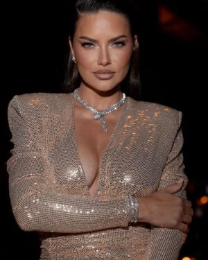 Adriana Lima Instagram - ✨ Shine bright like a @bulgari !

A Bulgari me convidou para a celebração dos 75 anos do seu ícone máximo, Serpenti. E eu fico muito feliz do Brasil ter um papel tão especial para uma das casas de joalheria mais importantes do mundo.

Foi uma noite incrível, obrigada pelo convite Bulgari!

@bulgari​
#Serpenti75 
#BulgariJewelry​
#Publicidade
Fotos: @lecanovo @joaokopv @ricardooaugusto.  @gabrielmassan