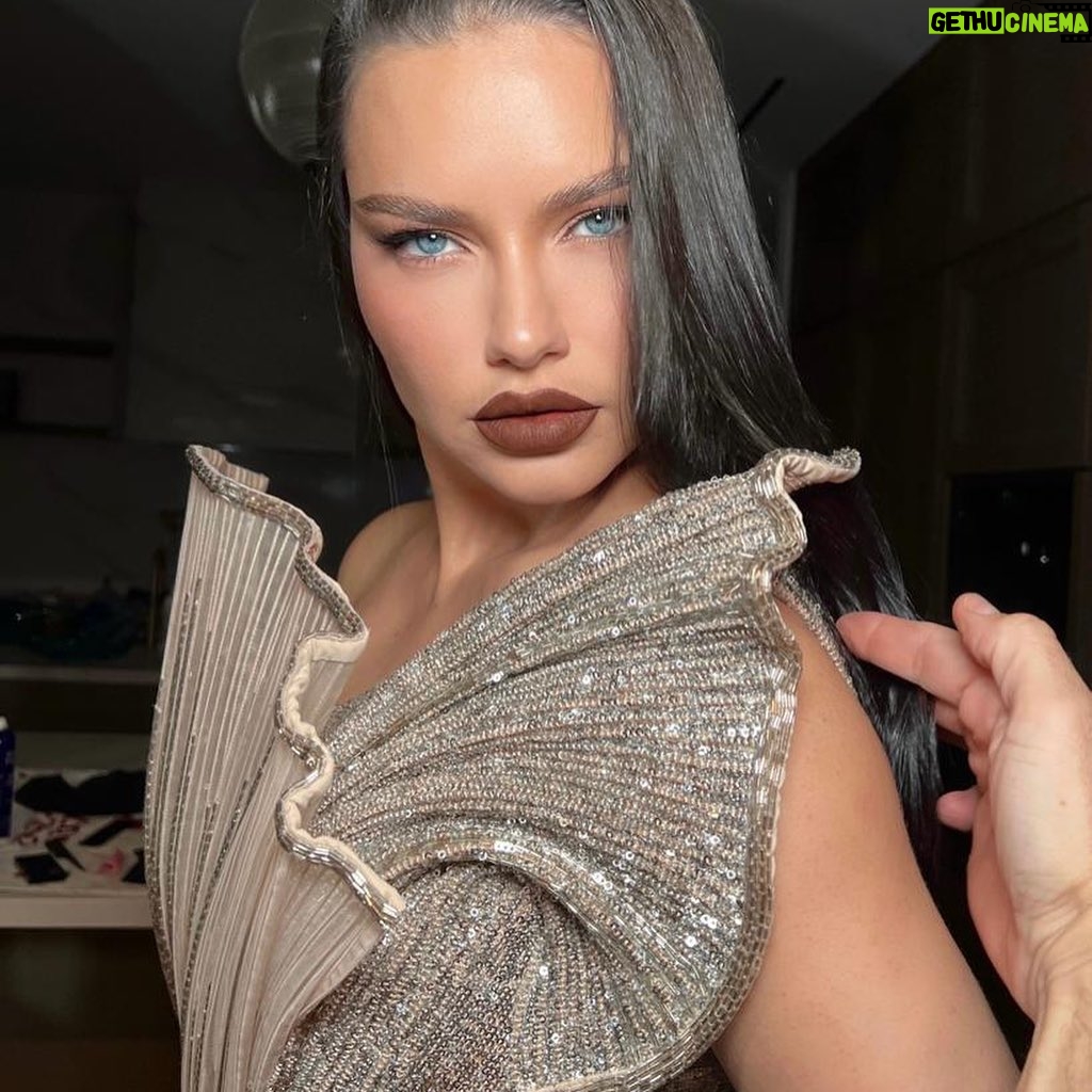 Adriana Lima Instagram - 🔥And just like that….. She’s back🔥 makeup @patrickta 🔥hair @dimitrishair 🔥style @stylememaeve 🔥 Los Angeles, California