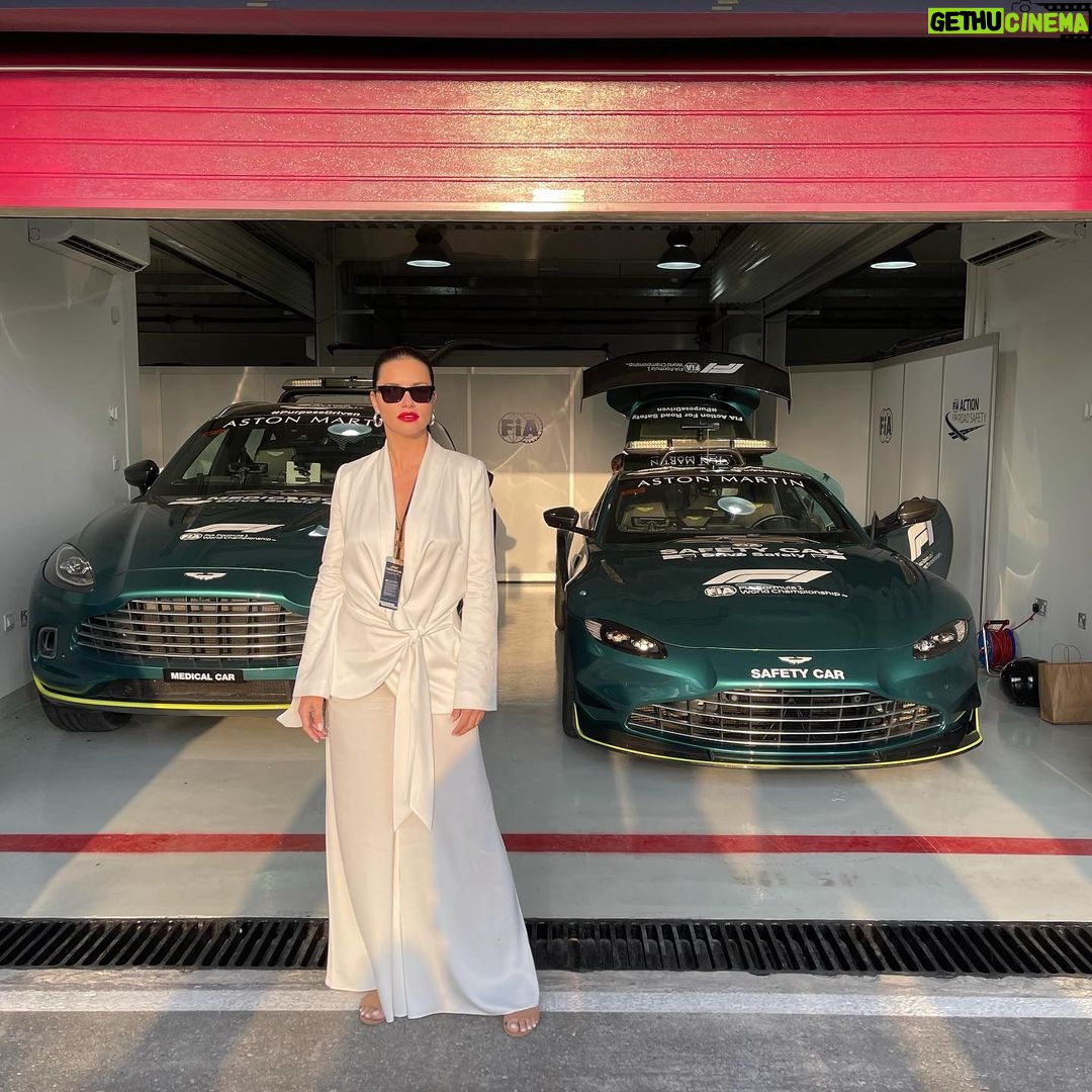 Adriana Lima Instagram - ✨Thank you Doha✨ Grateful to @kirkmyersfitness @dogpound for introducing me to Qatar and making me fall in love at sight ✨. obrigada @cafu2 suit: @ratandboa