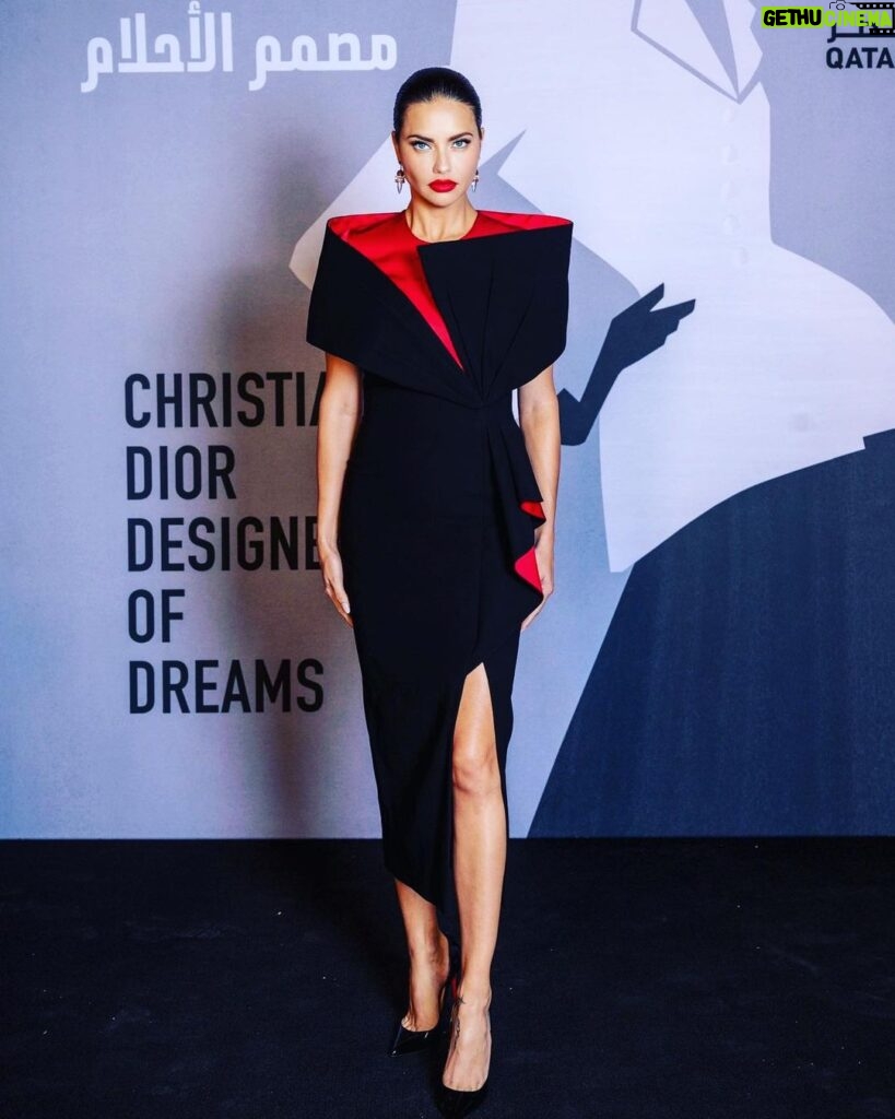 Adriana Lima Instagram - ✨ @fashiontrustarabia #QatarCreates @dior #DesignerOfDreamsExhibit Dress: @georgeschakraofficial Earrings: @hanut101 Shoes: @louboutinworld Make-up: @minkimmakeup Hair: @abedalmostafa @tonysawyaqatar Photos: @Ammarparis Styling: @doraziopr @itb_worldwide