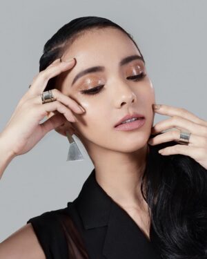 Adrianna So Instagram - Brown Glossy Lids for @villagepipol aug issue ✨
For more photos download Village Pipol App via AppStore & Google Play or go to www.villagepipol.com ✨
Shot by | @stephencapuchino 
Makeup Artist | @janellcapuchino 
Hairstylist | @hairbymycke 
Wardrobe | @hi_hieellz 
Special thanks to @theideafirstcompany @zoomburst @tinorfiano @omardarling 
#vpspotlight