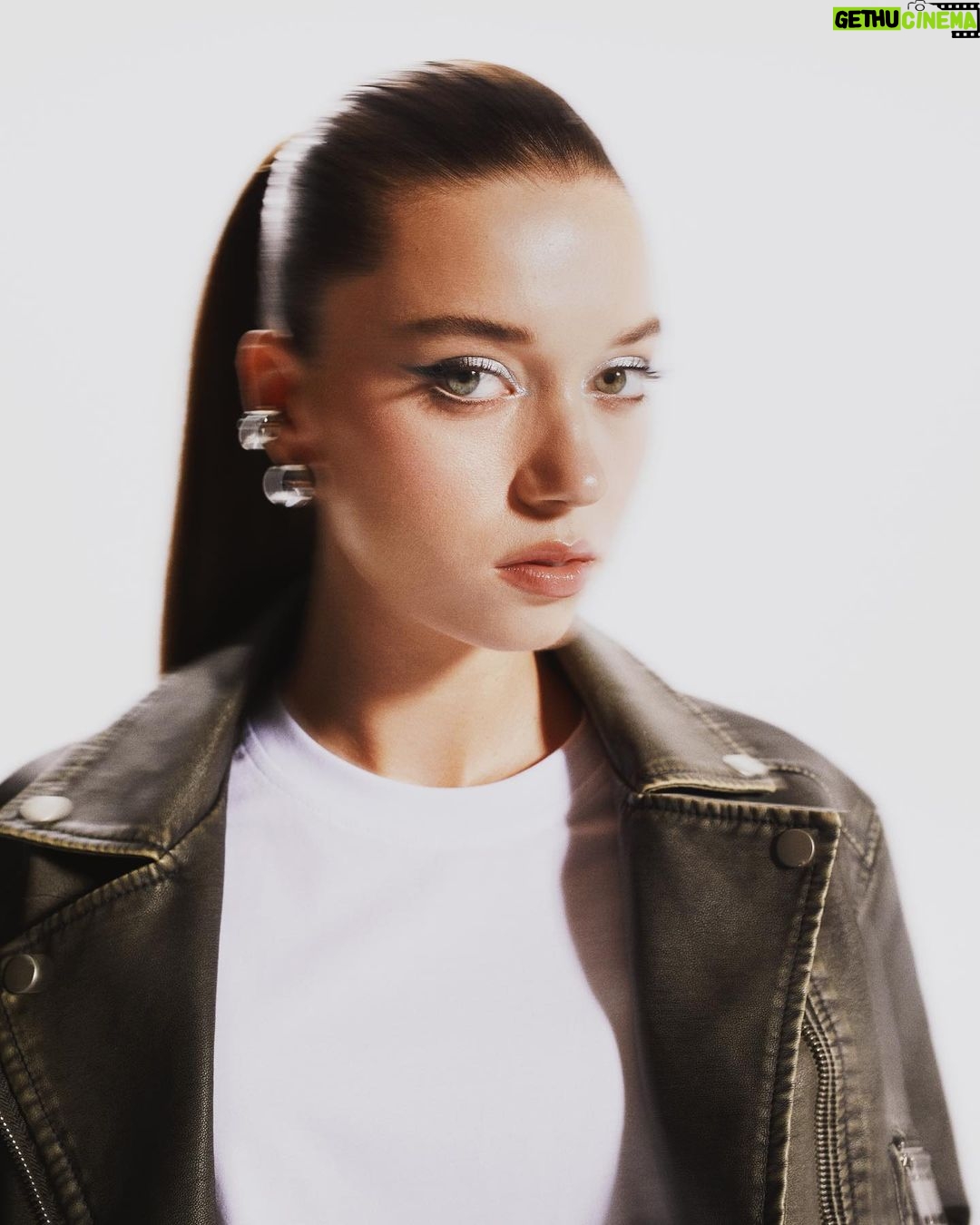 Afra Saraçoğlu Instagram - @defacto ile her halimi ❤️🔥 e heralde…🫠 #iloveme