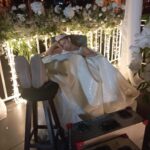 Afra Saraçoğlu Instagram - ✨Sezon baslamadan once gelinlikli foto totemi ✨ Kariyerim boyunca o kadar cok giydim ki ruh halim ektedir…🙄 Neyse efenim 2. Sezonumuzla bu aksam @startv ‘de sizlerleyiz. Birbirimizi cok ozledik hadi bitsin artik bu hasret :)) bu sezon baya bombe btw ;))) @yalicapkiniresmi