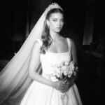 Afra Saraçoğlu Instagram - ✨Sezon baslamadan once gelinlikli foto totemi ✨ Kariyerim boyunca o kadar cok giydim ki ruh halim ektedir…🙄 Neyse efenim 2. Sezonumuzla bu aksam @startv ‘de sizlerleyiz. Birbirimizi cok ozledik hadi bitsin artik bu hasret :)) bu sezon baya bombe btw ;))) @yalicapkiniresmi