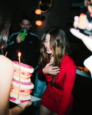 Afra Saraçoğlu Instagram - 26 dump 🎉
dogum günümü kutlayan o gün yanımda olan- olamayan mutlulugumu ve heyecanımı benımle paylasanlara cok tesekkur ederim. İyi ki varsınız hepimiz iyi ki doğduk!! 🫶🏼 

I would like to thank very much those who shared my happiness and excitement with me on that day celebrating my birthday, who were with me, who could not be. I am glad that you exist, we were all born happy!! 🫶🏻