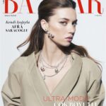 Afra Saraçoğlu Instagram - "Hayatta küçük ayrıntılara takılmayıp büyük resmi görebilmenin insanın enerjisiyle doğru orantılı olduğunu düşünüyorum." azmi, duruşu ve ekrandan yaydığı ışığı ile gençlere ilham olan @afrasaracoglu Harper's Bazaar Aralık 2023 kapağında. Genel Yayın Yönetmeni: @gulenyelmen Röportaj: @rukenakbay Fotoğraf: @onurdemirdag Proje Uzmanı: @neslisahhelvacii Prodüksiyon: @senayyavuz Styling: @gozdeeekici Saç: @feritbelli Makyaj: @alirizaozdemir Styling Asistanı: @damlasutugtekin Fotoğraf Asistanları: @muraterdoganph @evharestiya Kolye ve küpeler: @tiffanyandco #işbirliği