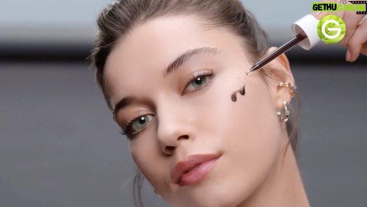 Afra Saraçoğlu Instagram - Pürüzsüz cildimin sırrı… Garnier peeling etkili AHA BHA Siyah Serum. Hadi Kara Sevdam ile tanışın! 🖤 @garnierturkiye
