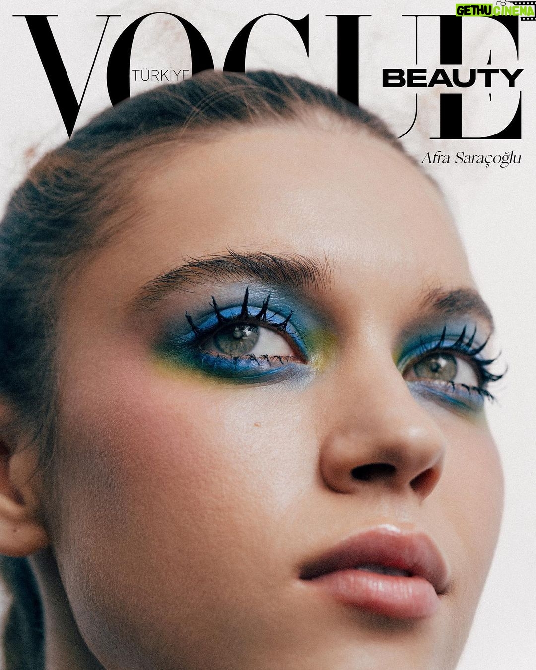 Afra Saraçoğlu Instagram - Oyuncu #AfraSaracoglu’nun doğal cazibesini koruyarak farklı karakterlere bürünebilme yeteneğinden ilham alarak #VogueBeauty’de güzelliğin sanatla flört ettiği bir dünya yaratıyoruz. @afrasaracoglu #VogueBeauty, #VogueTürkiye Aralık-Ocak 2022/23 ile tüm bayilerde. Genel yayın yönetmeni: @debora_zakuto Fotoğraf: @umurozcan Güzellik editörü: @_zeynepakdogan_ Moda editörü: @tugcebahcivangil Makyaj: @ecebirsen_ Saç: @hamzasaraa Proje yönetmeni: @melisakcan Proje uzmanı: @ipekelbeyli Prodüksiyon: @bihterneymen Manikür: @tirnakbutik Moda editörü asistanları: Büşra Derviş, Merve Fatma Fotoğraf asistanları: İlkay Tatar, Batu Tatar Makyaj asistanı: Gül Seçkim Vogue Beauty ekindeki tüm ürünler @sephoraturkiye’de satışta.