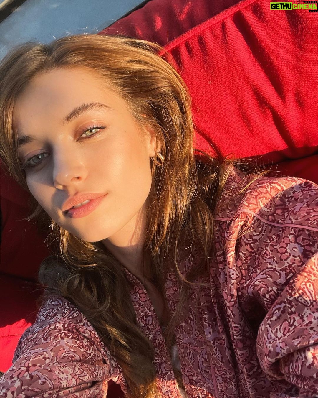 Afra Saraçoğlu Instagram - #goldenhour ☀️