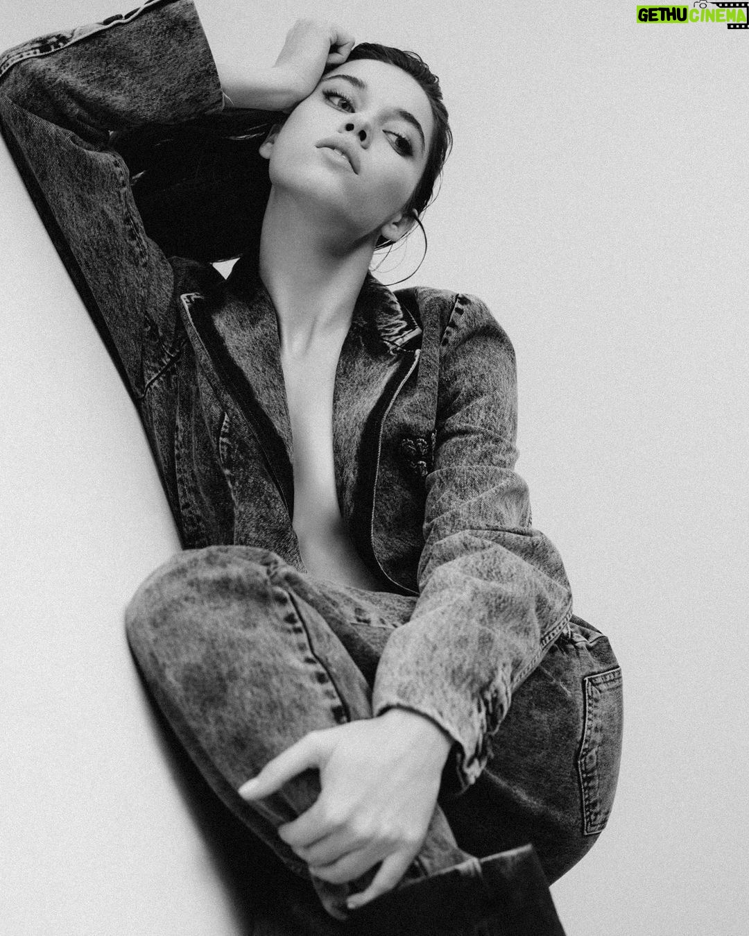 Afra Saraçoğlu Instagram - “İşim gereği çok okumayı ve çok gezmeyi seviyorum. Maalesef yoğunluğumdan dolayı şu sıralar gezmeye vakit ayıramasam da yeni insanlar tanımaya ve onların hikayelerini dinlemeye bayılıyorum. Karakterlere ruh verirken, bu süreçten besleniyorum. İşin büyüleyici tarafı benim için bu.” Z kuşağının temsilcilerinden yetenekli oyuncu Afra Saraçoğlu ile Bazaar Style sayımız için bir aradayız. Genel Yayın Yönetmeni: Gülen Yelmen @gulenyelmen Fotoğraf: Emre Güven @emreguven Moda Editörü: Tuğçe Kılınçlı @tugce.kilincli Röportaj: Pelin Hasçalık @pelinhascalik Proje Yönetmeni: Neslişah Helvacı @neslisahhelvacii Saç: Ferit Belli @feritbelli Saç Asistanı: Suat Başdemir @suatbasdemir1 Makyaj:Ali Rıza Özdemir @alirizaozdemir Video: Berat Soner Çapin @beratcapin
