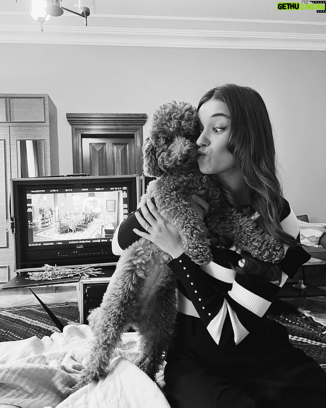 Afra Saraçoğlu Instagram - Yeri geldi uzun yemek sahnelerini Naagişimle çektik :)) 📸: @burcu.alptekin