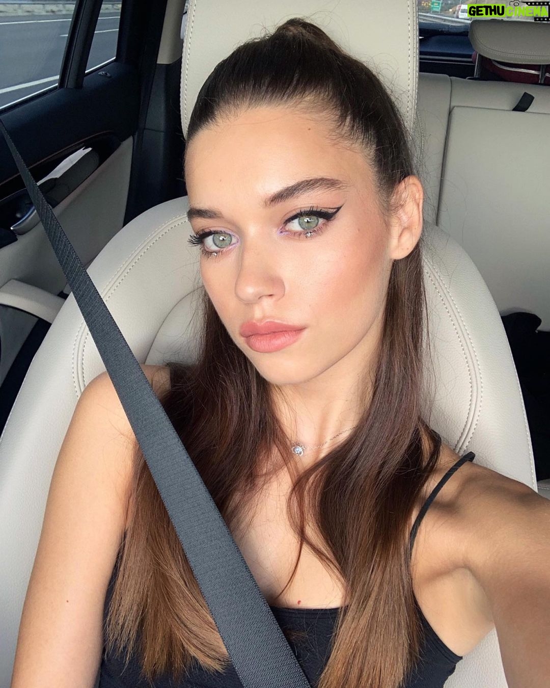 Afra Saraçoğlu Instagram - #tb @cananhzl ‘ın unique makyajı 😊🌸💜