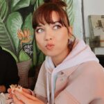 Afra Saraçoğlu Instagram - Ev topuzu ✅ Yılbaşından kalma ojeler ✅ Falafel ✅ 📸 @yagmuriseri