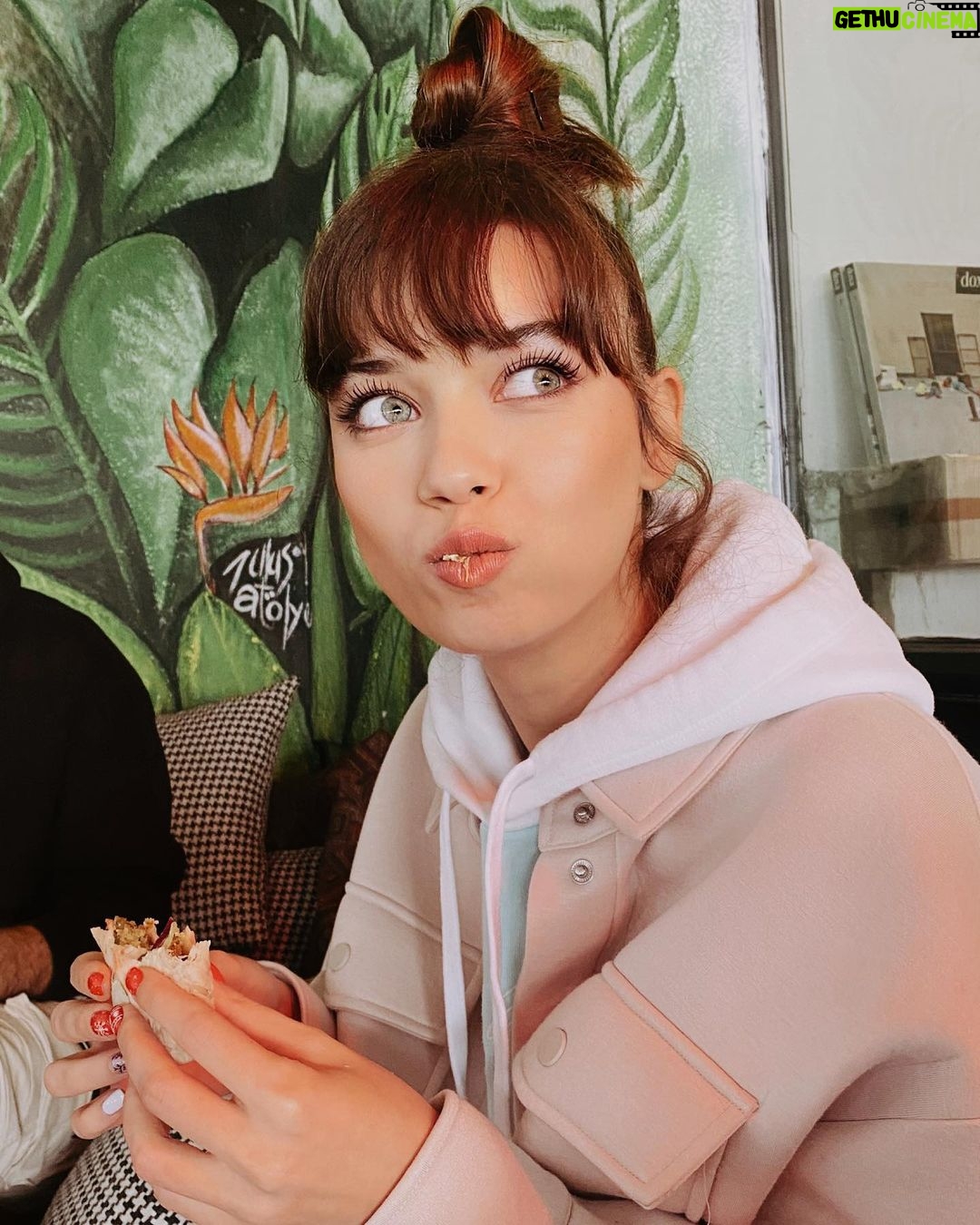 Afra Saraçoğlu Instagram - Ev topuzu ✅ Yılbaşından kalma ojeler ✅ Falafel ✅ 📸 @yagmuriseri