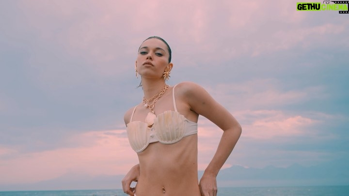 Afra Saraçoğlu Instagram - • #ELLEOnTheBeach • “Yaz demek, deniz, güneş, enerji demek; ve ben güneş enerjisiyle çalışan bir insanım” diyen #AfraSaraçoğlu’nun yaz planları arasında hem deniz-güneş tatili, hem de bir İtalya planı olduğunu öğrendik. ELLE On The Beach’i bayiilerden ve dergiburda.com’dan alabilir, trendyol, n11 ve hepsiburada’dan sipariş verebilirsiniz. @afrasaracoglu @lunabofficial @elleturkiye #ELLE #işbirliği Röportaj: @meldanar13 Video: @sozmentor Moda Direktörü: @asilasli Moda Editörü: @deniziremcek Saç: @burhancilgin Makyaj: @alirizaozdemir Fotoğraf Asistanları: @ffurkanirmak , @furcantplay Moda Editörü Asistanı: @alpcelebj PR: @burcubulutcan Ajans: @ph7entertainment Çekimi gerçekleştirdiğimiz @bayouvillas ’a teşekkür ederiz.