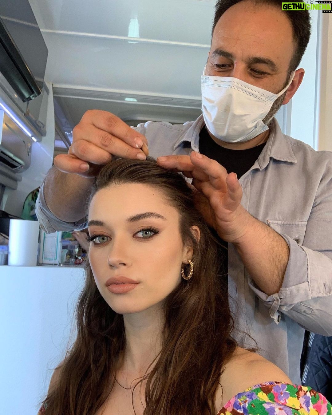 Afra Saraçoğlu Instagram - ✂️: Akıncımcım 🤍 @akinunalofficial 💄: @alevkaya #kotonbackstage