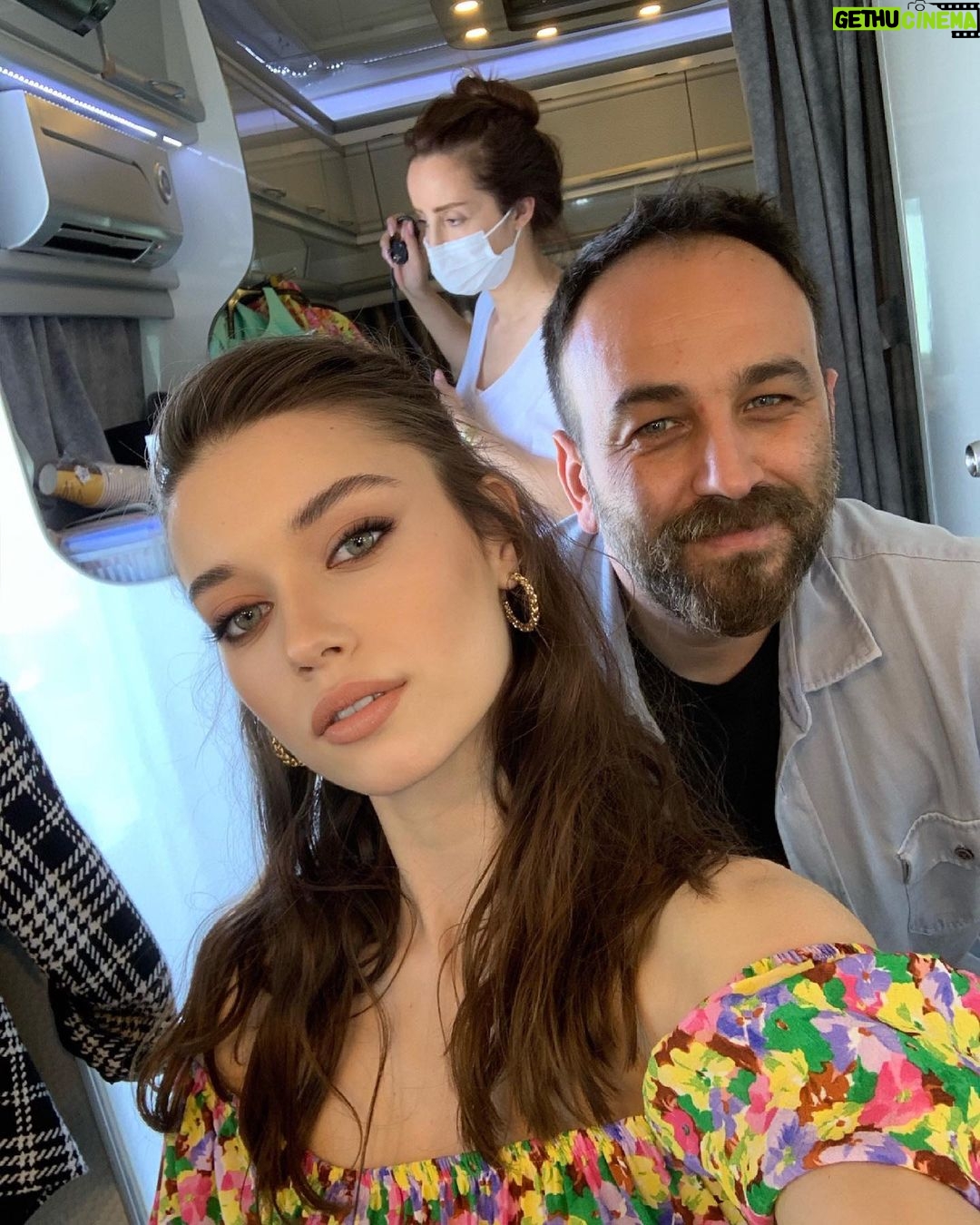 Afra Saraçoğlu Instagram - ✂️: Akıncımcım 🤍 @akinunalofficial 💄: @alevkaya #kotonbackstage