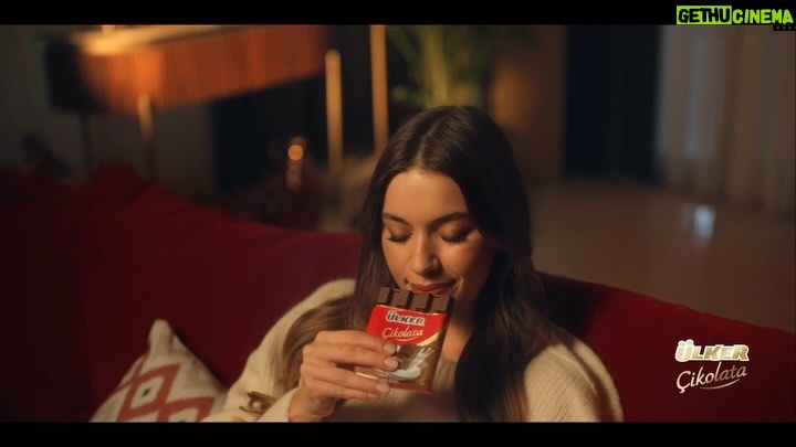 Afra Saraçoğlu Instagram - Ülker Çikolata, her günün en güzel anı! ❤️🍫 @ulker #işbirliği