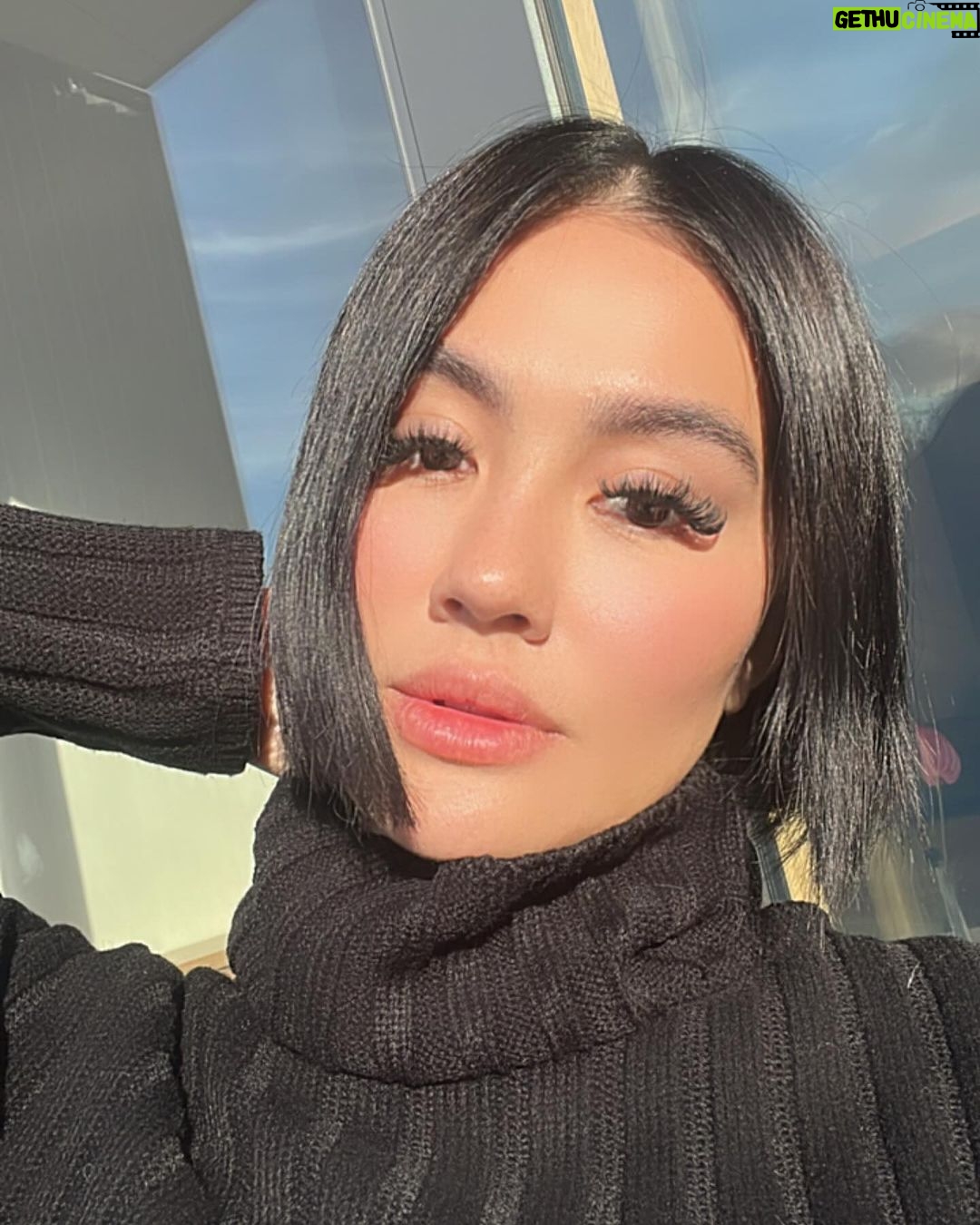 Agnez Mo Instagram - Black hair or blonde?? Have you ever been in a loop of dandruff and hair fall? Aku baru aja cobain varian baru dari CLEAR Anti Ketombe dan Rambut Rontok, yang ternyata jadi jawaban permasalahan kulit kepalaku yang kompleks ini! CLEAR terbaru ini infused with 10x Super Vitamin yang merupakan Niacinamide, bantu menutrisi scalp barrier untuk sikat habis ketombe basah dan kering. Ditambah lagi ada kandungan Ginsengnya yang bikin rambut aku 10x lebih kuat lawan rontok. No more worries to conquer the day! Kalo kamu suka varian CLEAR yang mana? #CLEARinAja #CLEARDandruffExpert with @clearindonesia #AGNEZMO