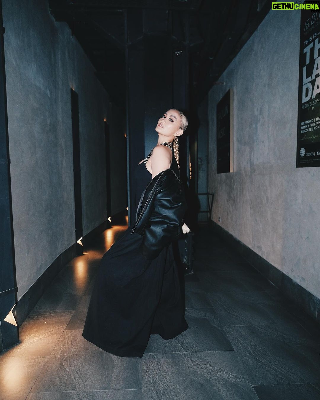 Agnez Mo Instagram - Black hair or blonde?? Have you ever been in a loop of dandruff and hair fall? Aku baru aja cobain varian baru dari CLEAR Anti Ketombe dan Rambut Rontok, yang ternyata jadi jawaban permasalahan kulit kepalaku yang kompleks ini! CLEAR terbaru ini infused with 10x Super Vitamin yang merupakan Niacinamide, bantu menutrisi scalp barrier untuk sikat habis ketombe basah dan kering. Ditambah lagi ada kandungan Ginsengnya yang bikin rambut aku 10x lebih kuat lawan rontok. No more worries to conquer the day! Kalo kamu suka varian CLEAR yang mana? #CLEARinAja #CLEARDandruffExpert with @clearindonesia #AGNEZMO