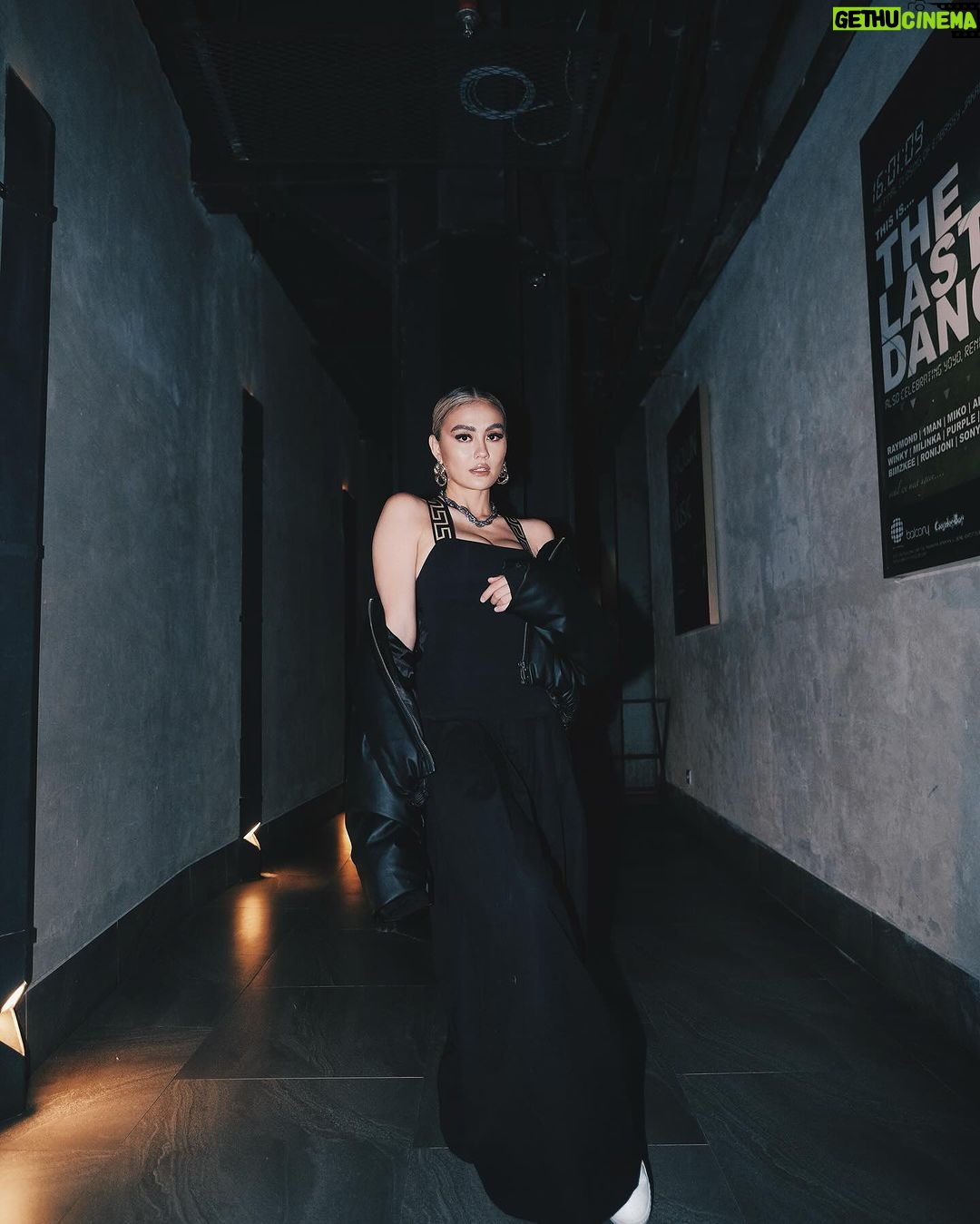 Agnez Mo Instagram - Black hair or blonde?? Have you ever been in a loop of dandruff and hair fall? Aku baru aja cobain varian baru dari CLEAR Anti Ketombe dan Rambut Rontok, yang ternyata jadi jawaban permasalahan kulit kepalaku yang kompleks ini! CLEAR terbaru ini infused with 10x Super Vitamin yang merupakan Niacinamide, bantu menutrisi scalp barrier untuk sikat habis ketombe basah dan kering. Ditambah lagi ada kandungan Ginsengnya yang bikin rambut aku 10x lebih kuat lawan rontok. No more worries to conquer the day! Kalo kamu suka varian CLEAR yang mana? #CLEARinAja #CLEARDandruffExpert with @clearindonesia #AGNEZMO