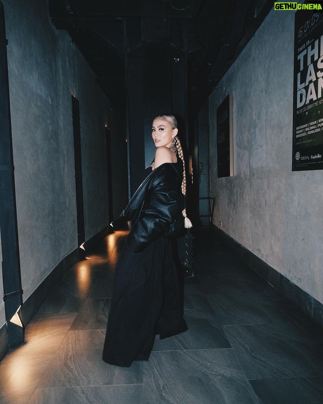 Agnez Mo Instagram - Black hair or blonde?? Have you ever been in a loop of dandruff and hair fall? Aku baru aja cobain varian baru dari CLEAR Anti Ketombe dan Rambut Rontok, yang ternyata jadi jawaban permasalahan kulit kepalaku yang kompleks ini! CLEAR terbaru ini infused with 10x Super Vitamin yang merupakan Niacinamide, bantu menutrisi scalp barrier untuk sikat habis ketombe basah dan kering. Ditambah lagi ada kandungan Ginsengnya yang bikin rambut aku 10x lebih kuat lawan rontok. No more worries to conquer the day! Kalo kamu suka varian CLEAR yang mana? #CLEARinAja #CLEARDandruffExpert with @clearindonesia #AGNEZMO