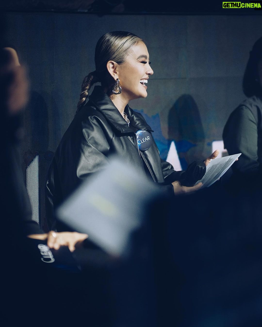 Agnez Mo Instagram - Black hair or blonde?? Have you ever been in a loop of dandruff and hair fall? Aku baru aja cobain varian baru dari CLEAR Anti Ketombe dan Rambut Rontok, yang ternyata jadi jawaban permasalahan kulit kepalaku yang kompleks ini! CLEAR terbaru ini infused with 10x Super Vitamin yang merupakan Niacinamide, bantu menutrisi scalp barrier untuk sikat habis ketombe basah dan kering. Ditambah lagi ada kandungan Ginsengnya yang bikin rambut aku 10x lebih kuat lawan rontok. No more worries to conquer the day! Kalo kamu suka varian CLEAR yang mana? #CLEARinAja #CLEARDandruffExpert with @clearindonesia #AGNEZMO