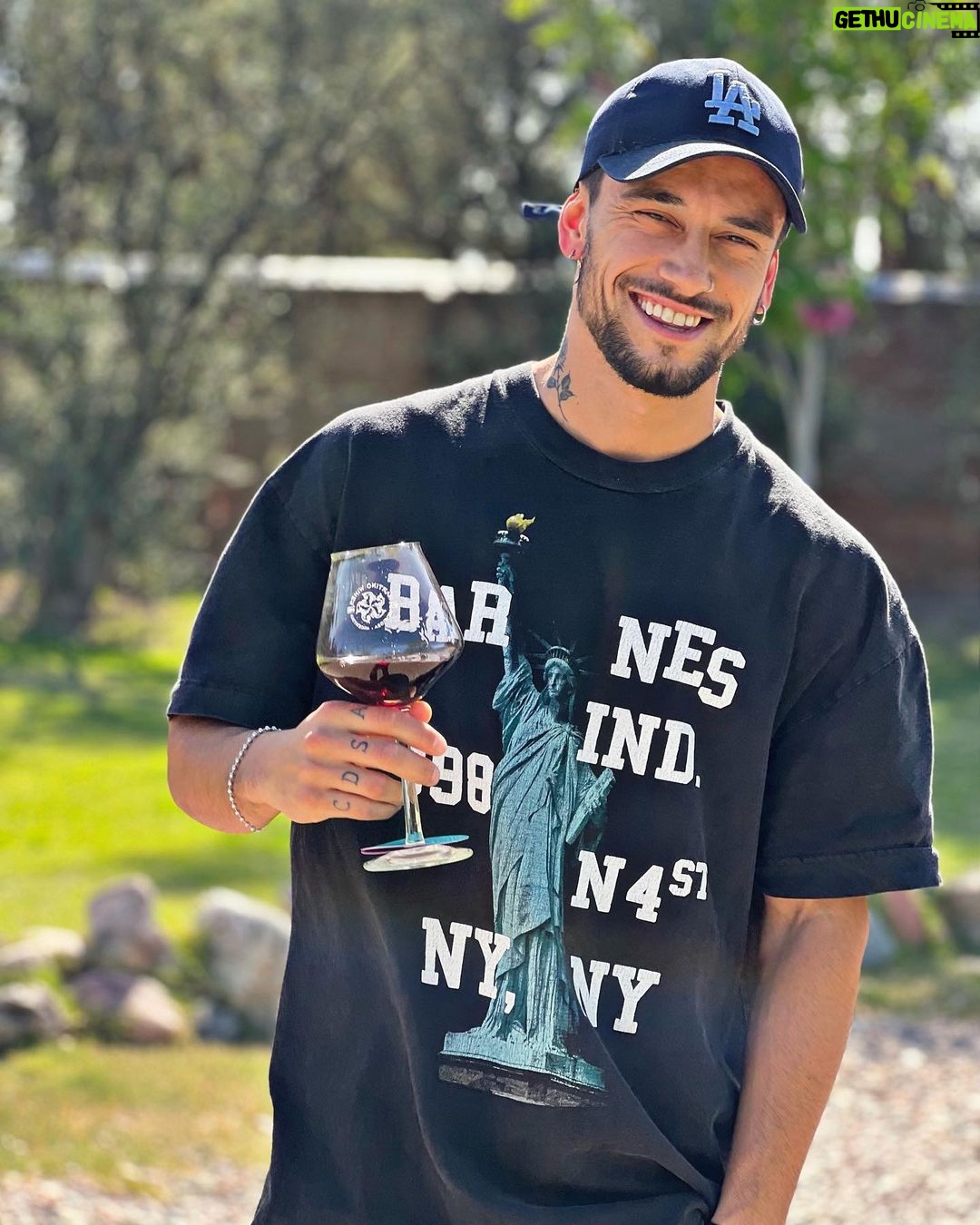 Agustín Bernasconi Instagram - Recibiendo los 27 como se debe🎉🎉🎉 Feliz y agradecido a la vida por el presente hermoso que estoy viviendo! gracias a todos por los mensajes de cariño. 🙏🏽🩶