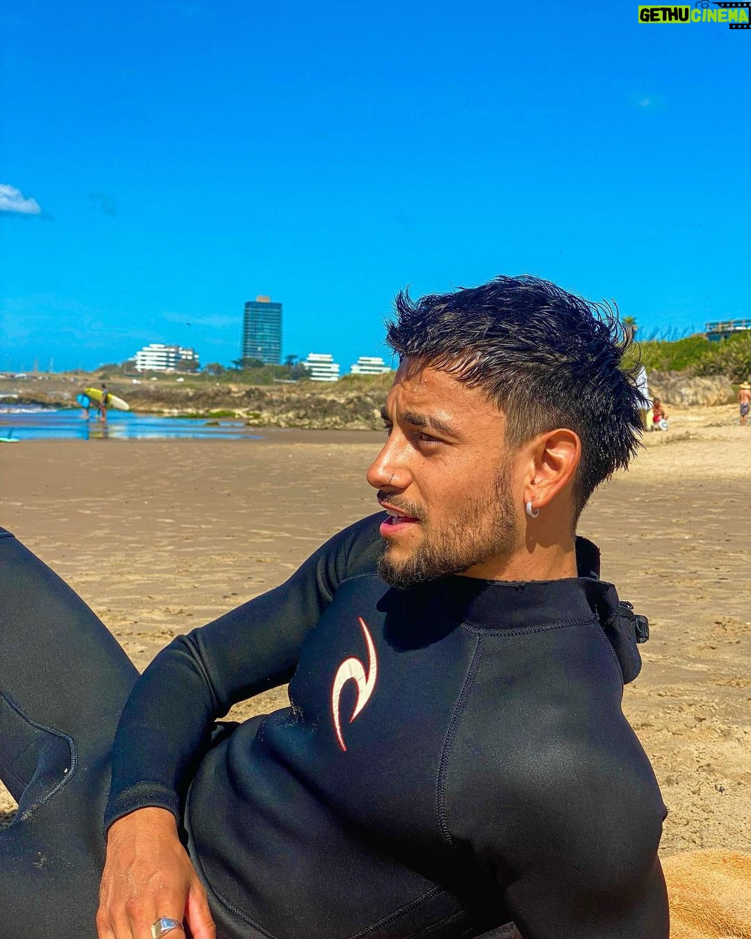 Agustín Bernasconi Instagram - Gracias @lucasvanopstal1 por las clases de surf ! 🤣🤣 Punta del Este, Uruguay