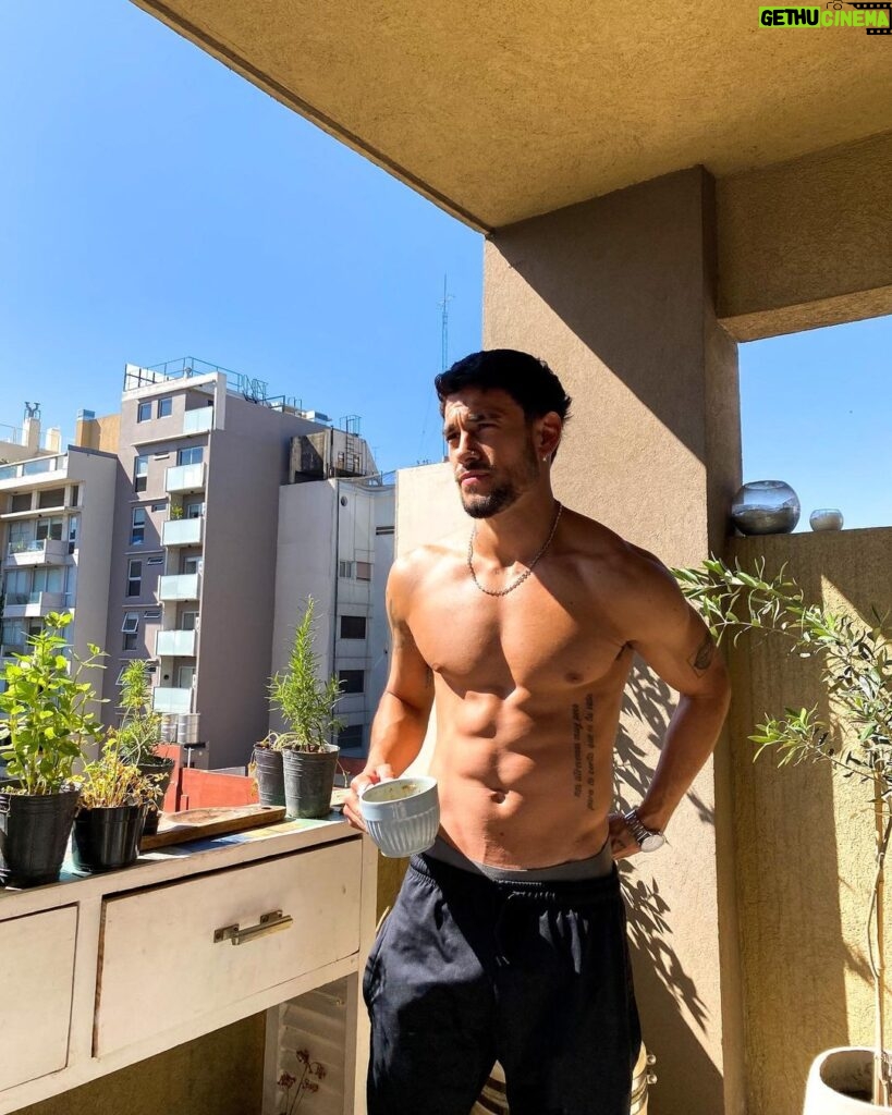 Agustín Bernasconi Instagram - La tarde no estaba para café pero bueno