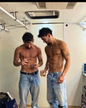 Agustín Bernasconi Instagram - Acá chequeando si subimos el challenge o no 🤣 @mya_musica @maxiespindola 
#MALDEAMORCHALLENGE