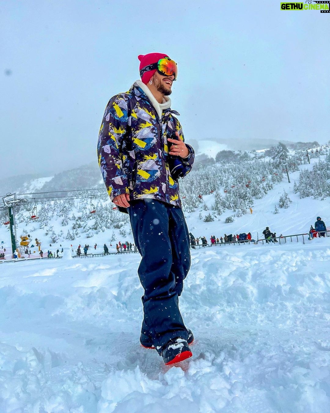 Agustín Bernasconi Instagram - Tremenda experiencia hoy en Bariloche , gracias a amigos de @verticalskisnowboard por la pilcha y a los cracks @guru.ride y @hop2collective por enseñarnos a dsr los primeros pasos 🙏🏽💪🏽🔥 Cerro Catedral - Catedral Alta Patagonia
