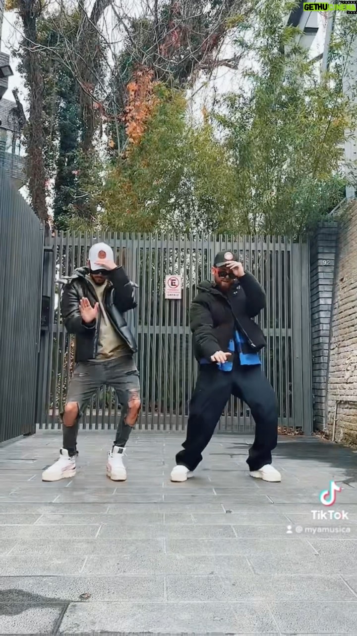 Agustín Bernasconi Instagram - Cada uno pa su casaaaa ☕️☕️🔥🔥🔥 #tazatazachallenge @mya_musica