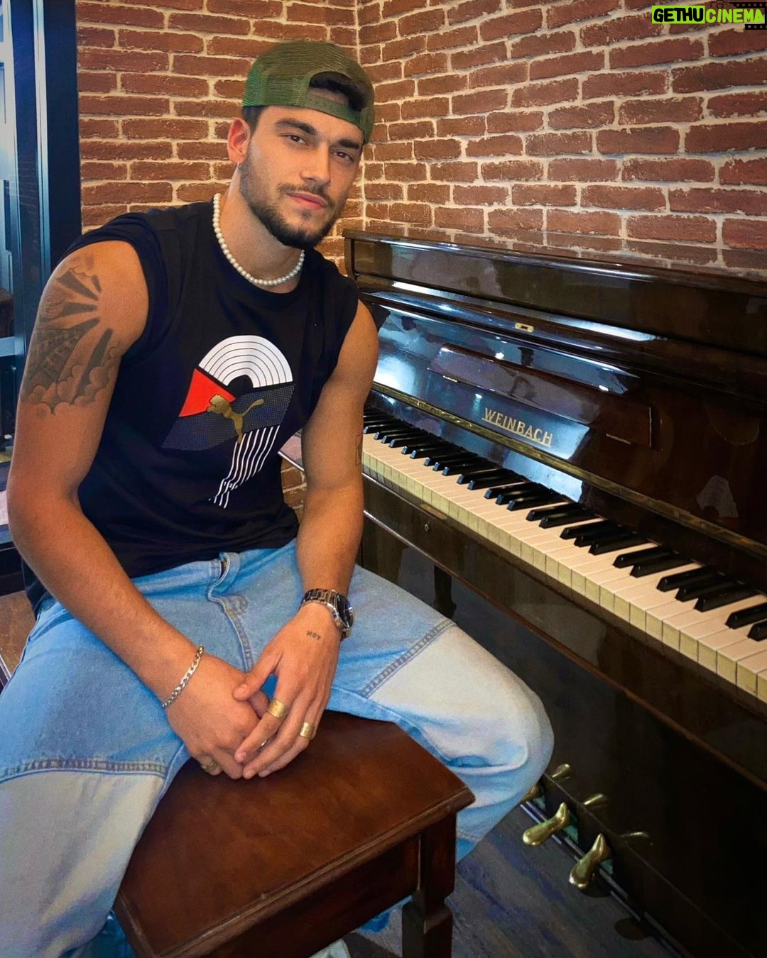 Agustín Bernasconi Instagram - Mis dos pasiones !! 🎶⚽️ @pumaargentina 🔥🔥