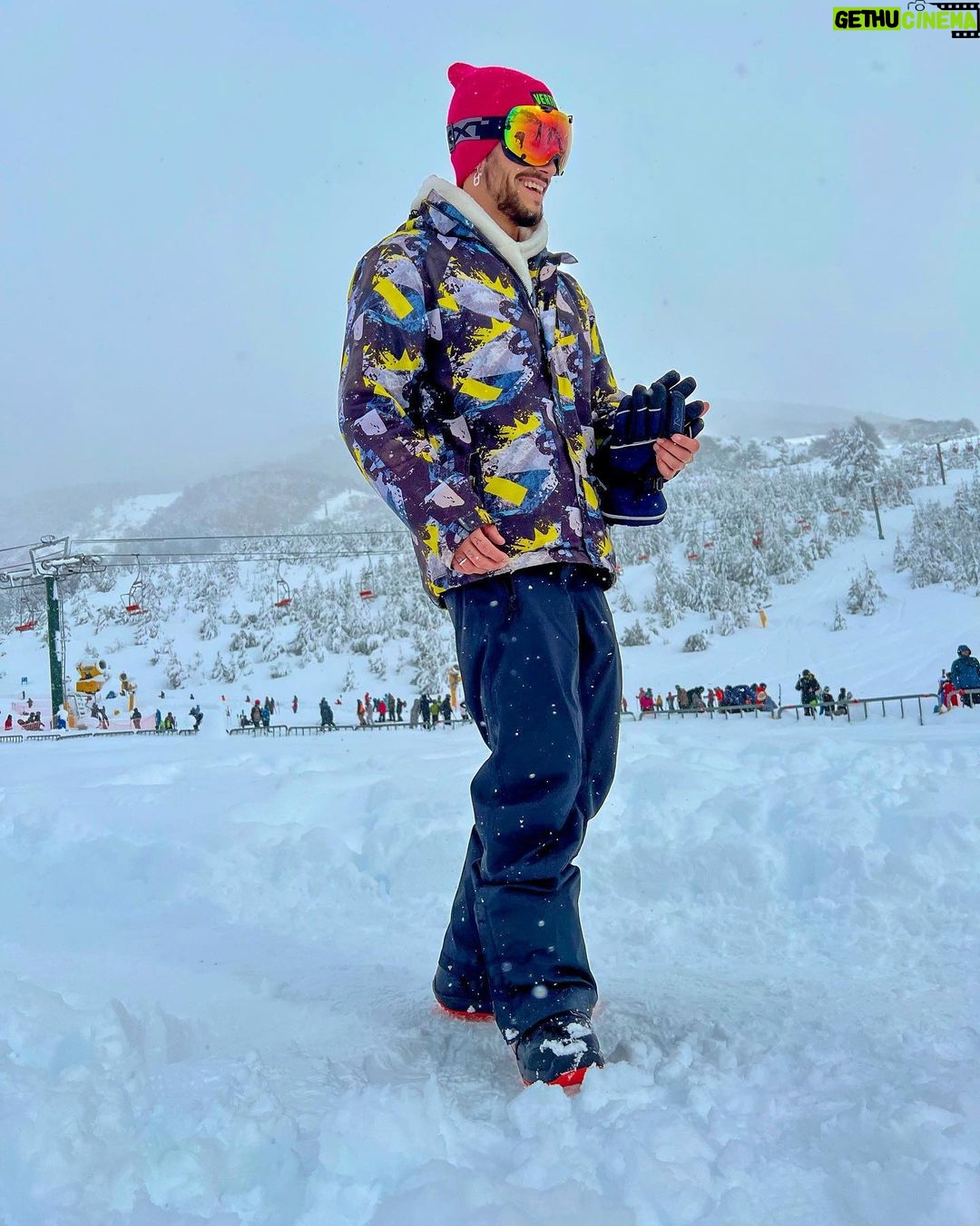 Agustín Bernasconi Instagram - Tremenda experiencia hoy en Bariloche , gracias a amigos de @verticalskisnowboard por la pilcha y a los cracks @guru.ride y @hop2collective por enseñarnos a dsr los primeros pasos 🙏🏽💪🏽🔥 Cerro Catedral - Catedral Alta Patagonia