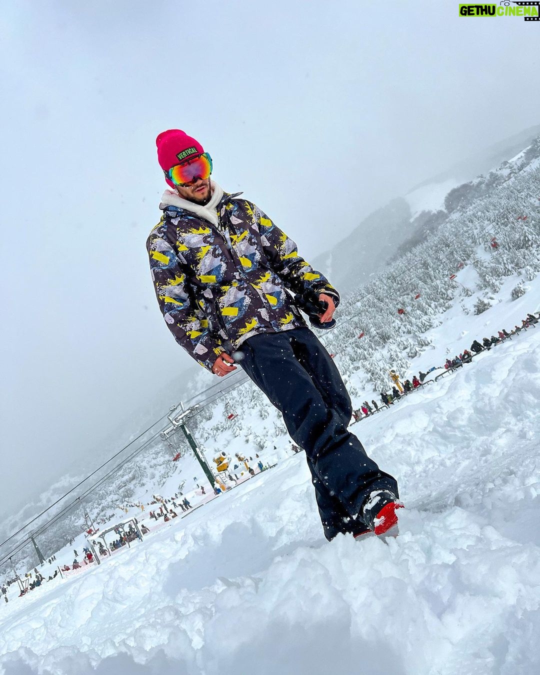 Agustín Bernasconi Instagram - Tremenda experiencia hoy en Bariloche , gracias a amigos de @verticalskisnowboard por la pilcha y a los cracks @guru.ride y @hop2collective por enseñarnos a dsr los primeros pasos 🙏🏽💪🏽🔥 Cerro Catedral - Catedral Alta Patagonia