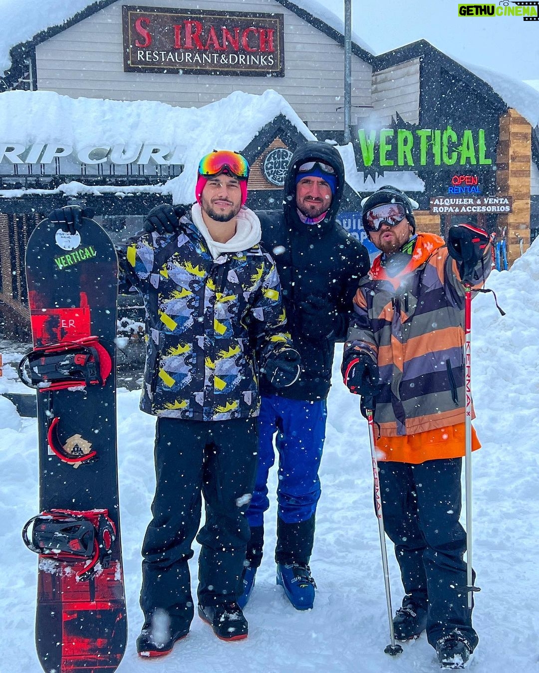 Agustín Bernasconi Instagram - Tremenda experiencia hoy en Bariloche , gracias a amigos de @verticalskisnowboard por la pilcha y a los cracks @guru.ride y @hop2collective por enseñarnos a dsr los primeros pasos 🙏🏽💪🏽🔥 Cerro Catedral - Catedral Alta Patagonia